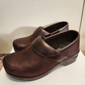 Dansko "Pro" Antique Burgundy Oiled Leather Closed-Back Clogs  Sz 7/37 Ret $160